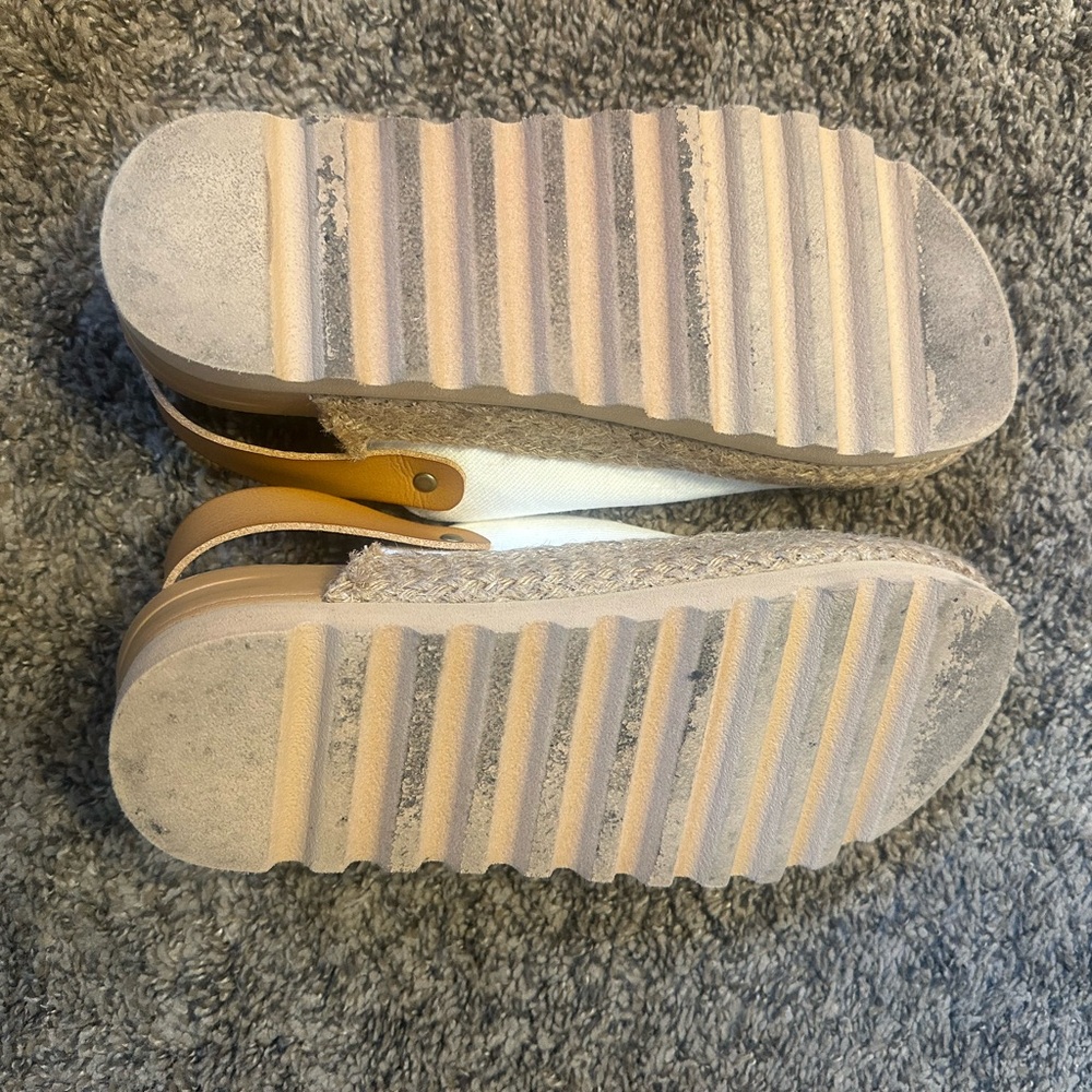 Reef Women's White and Tan Slip-On Shoes - Picture 9 of 10